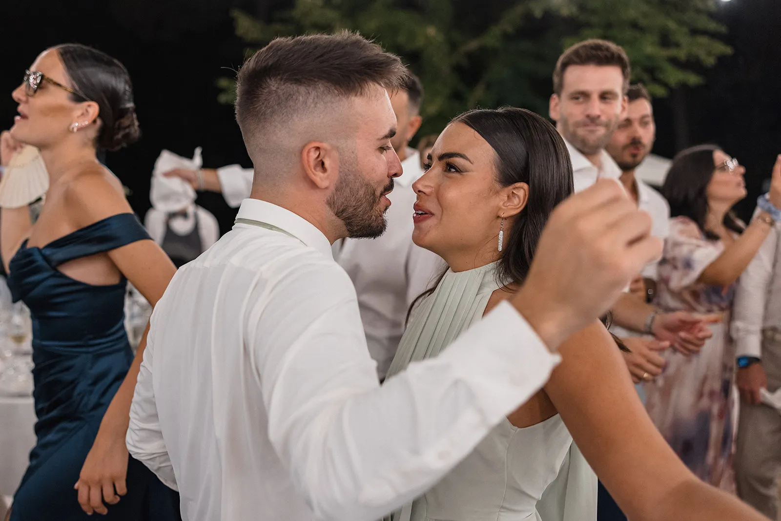 Davide e Marika che ballano a una festa
